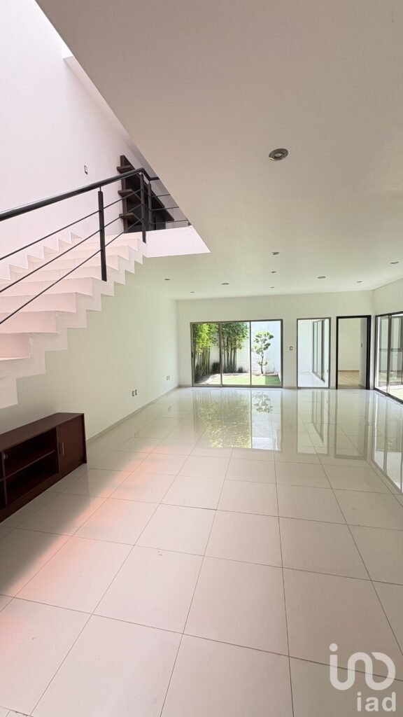 Se vende casa muy amplia y minimalista en Real del Valle, Pachuca, Hidalgo