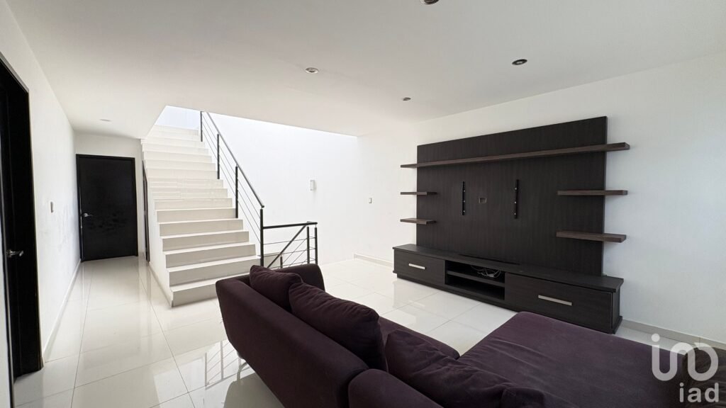 Se vende casa muy amplia y minimalista en Real del Valle, Pachuca, Hidalgo