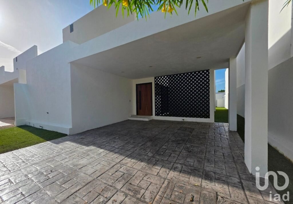 Casa en venta en privada con amenidades en Cholul, Yucatán.