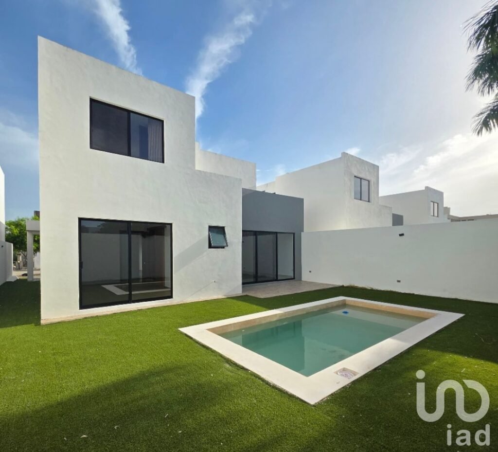 Casa en venta en privada con amenidades en Cholul, Yucatán.