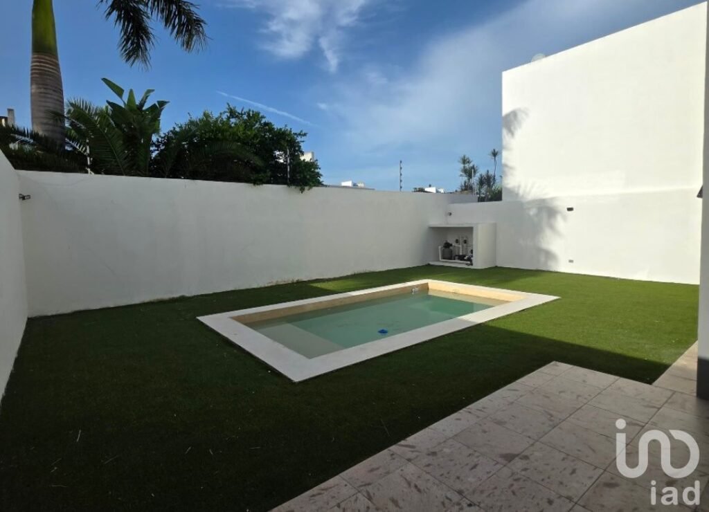 Casa en venta en privada con amenidades en Cholul, Yucatán.