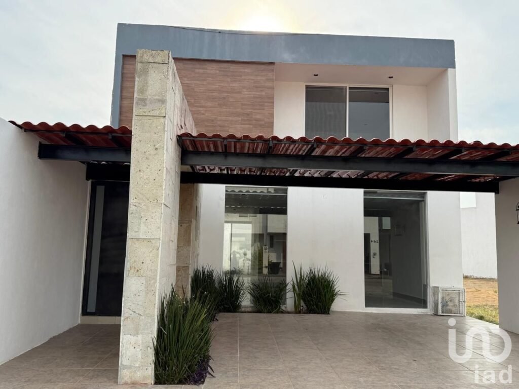CASA EN VENTA EN FRACCIONAMIENTO MAYORAZGO PRIVADA CORRALEJO LEON GUANAJUATO