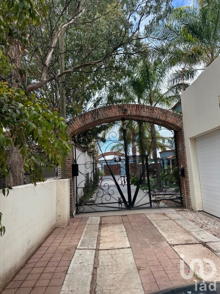 CASA  EN VENTA EN CERRADA LOS OLIVOS, CAMINO A SAN IGNACIO  AGUASCALIENTES, SUP. 2011 M2