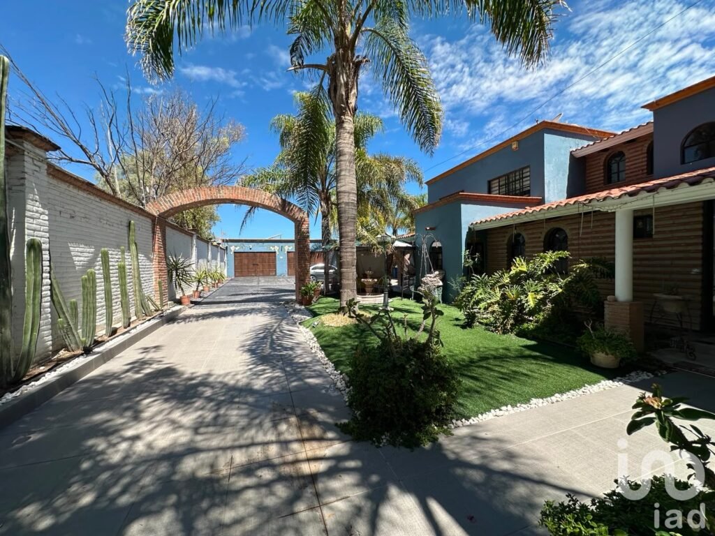 CASA  EN VENTA EN CERRADA LOS OLIVOS, CAMINO A SAN IGNACIO  AGUASCALIENTES, SUP. 2011 M2