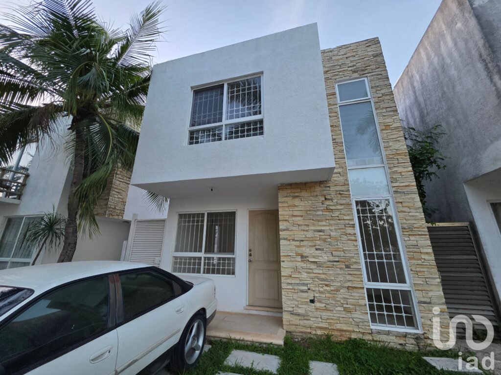 Casa en Venta en Cancún - 3 habitaciones - Fraccionamiento con alberca
