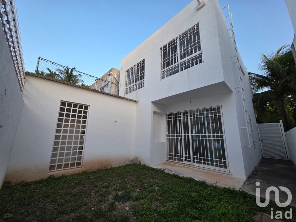 Casa en Venta en Cancún - 3 habitaciones - Fraccionamiento con alberca