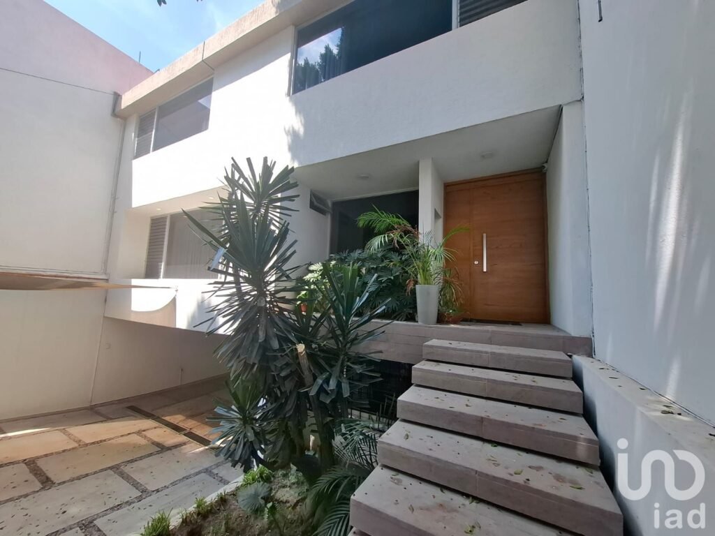 RENTA DE CASA TOTALMENTE REMODELADA MUY MODERNA EN LOMAS 1A. SECCION EN LA CD. DE SAN LUIS POTOSI