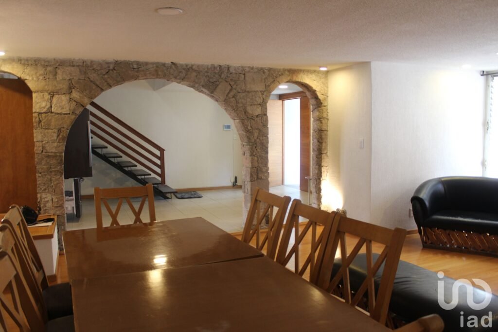RENTA DE CASA TOTALMENTE REMODELADA MUY MODERNA EN LOMAS 1A. SECCION EN LA CD. DE SAN LUIS POTOSI