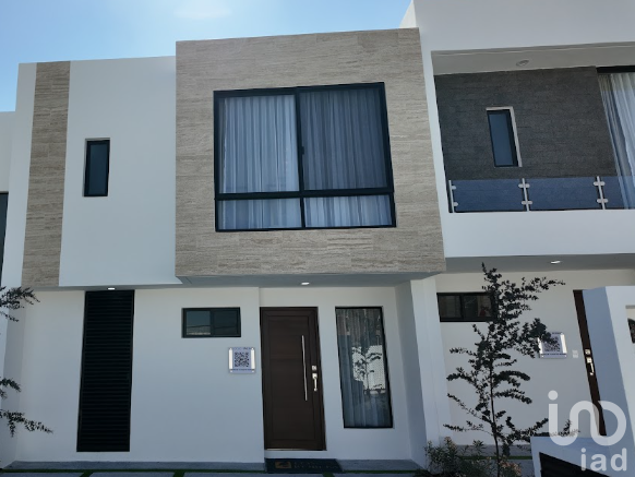 Casa de 3 Recámaras, 2.5 Baños, Vestíbulo y Cocina equipada en Ziré | Entrega Inmediata,