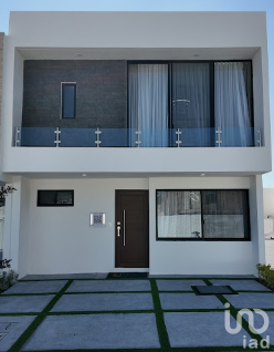 Casa Nueva de 3 Recámaras, 2.5 Baños, con Balcón, en Ziré | Entrega Inmediata