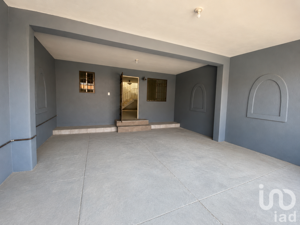 CASA EN VENTA EN CALLE VALLE DE LAS TORRES COMPLETAMENTE REMODELADA