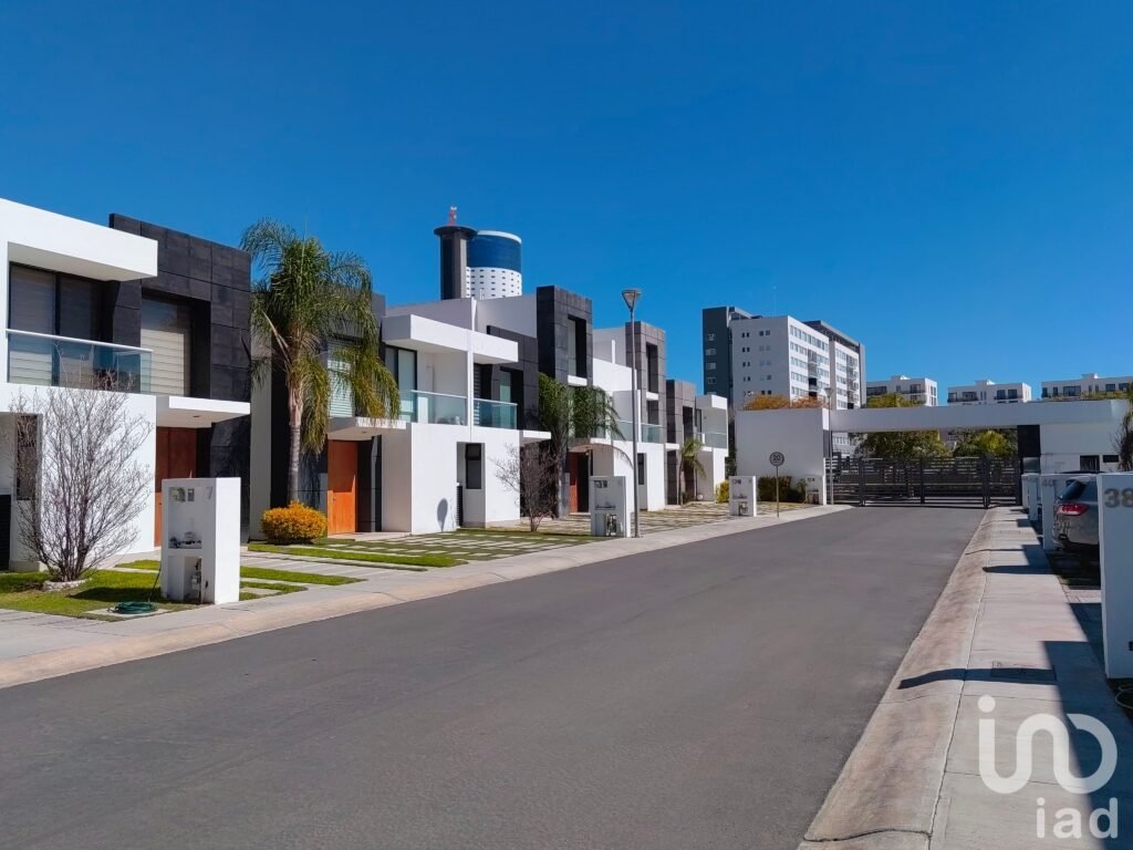RENTA CASA EN CONDOMINIO PONTEVEDRA III VALLE DE JURIQUILLA QUERETARO