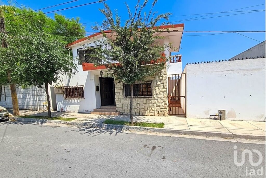¡Atención Inversionistas! Casa con terreno en Venta en Col. Lomas de Anáhuac (Zona Anáhuac-UANL)