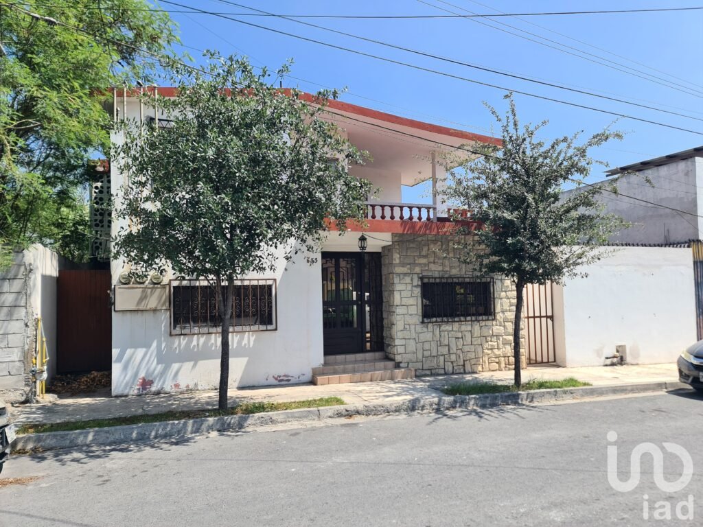¡Atención Inversionistas! Casa con terreno en Venta en Col. Lomas de Anáhuac (Zona Anáhuac-UANL)