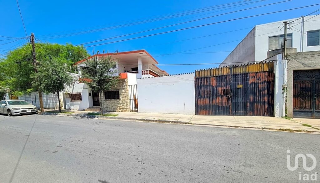 ¡Atención Inversionistas! Casa con terreno en Venta en Col. Lomas de Anáhuac (Zona Anáhuac-UANL)
