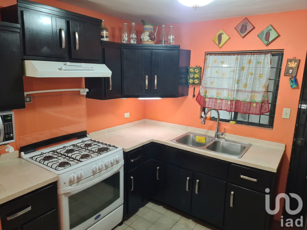 ¡Atención Inversionistas! Casa con terreno en Venta en Col. Lomas de Anáhuac (Zona Anáhuac-UANL)