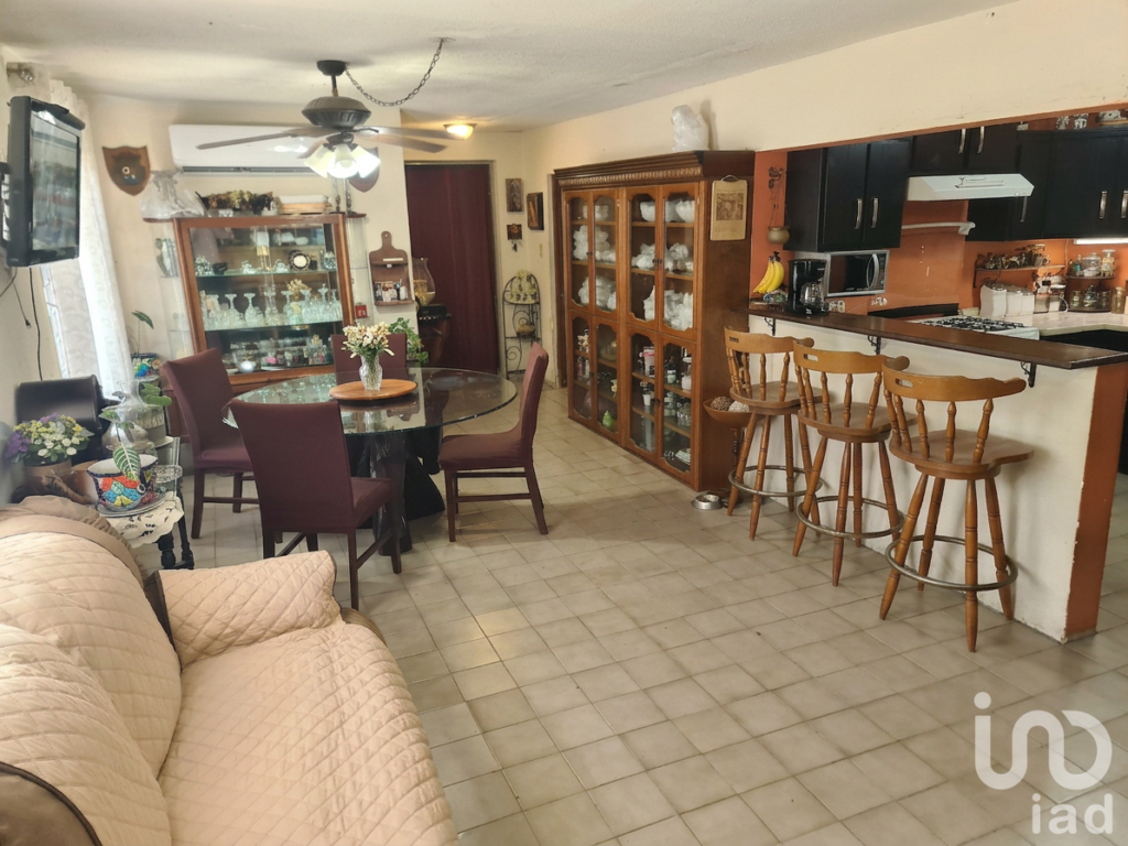¡Atención Inversionistas! Casa con terreno en Venta en Col. Lomas de Anáhuac (Zona Anáhuac-UANL)