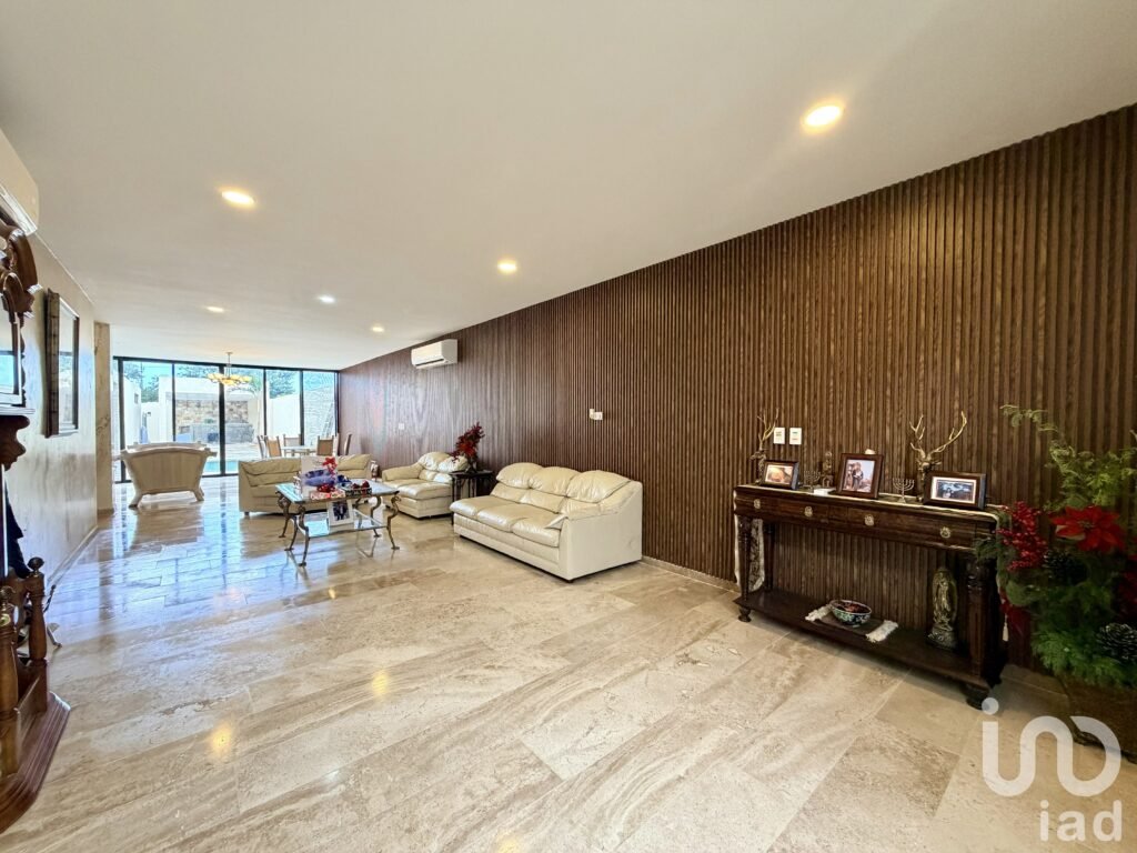 CASA EN VENTA EN DZITYA,CON AMPLIOS ESPACIOS, TERRENO EXCEDENTE, 4 HABITACIONES Y PANELES SOLARES