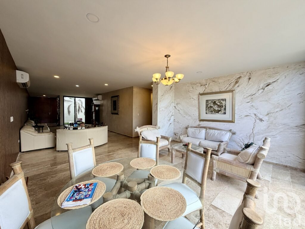 CASA EN VENTA EN DZITYA,CON AMPLIOS ESPACIOS, TERRENO EXCEDENTE, 4 HABITACIONES Y PANELES SOLARES