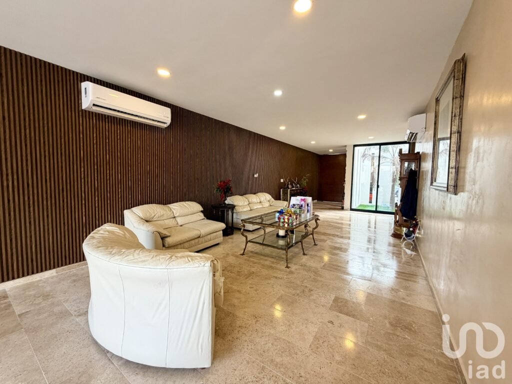 CASA EN VENTA EN DZITYA,CON AMPLIOS ESPACIOS, TERRENO EXCEDENTE, 4 HABITACIONES Y PANELES SOLARES