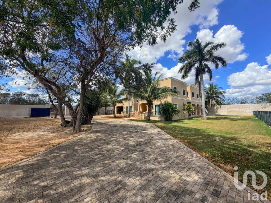CASA EN VENTA CON 2,000 M2 CON ELEVADOR Y 3 HABITACIONES EN DZITYA MERIDA