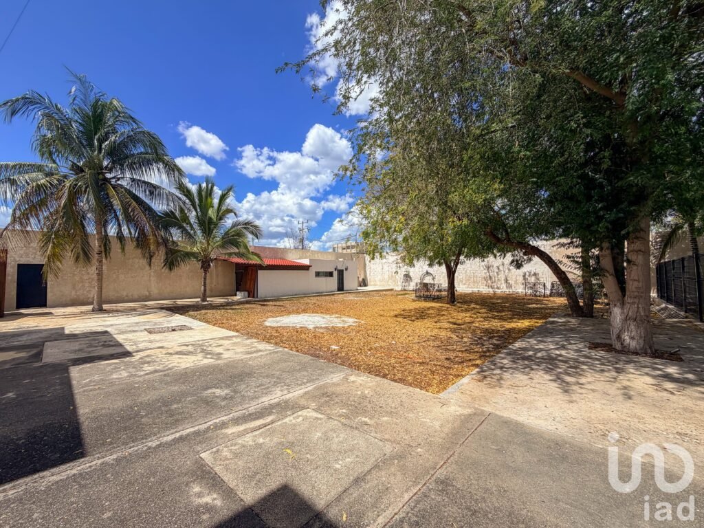 CASA EN VENTA CON 2,000 M2 CON ELEVADOR Y 3 HABITACIONES EN DZITYA MERIDA