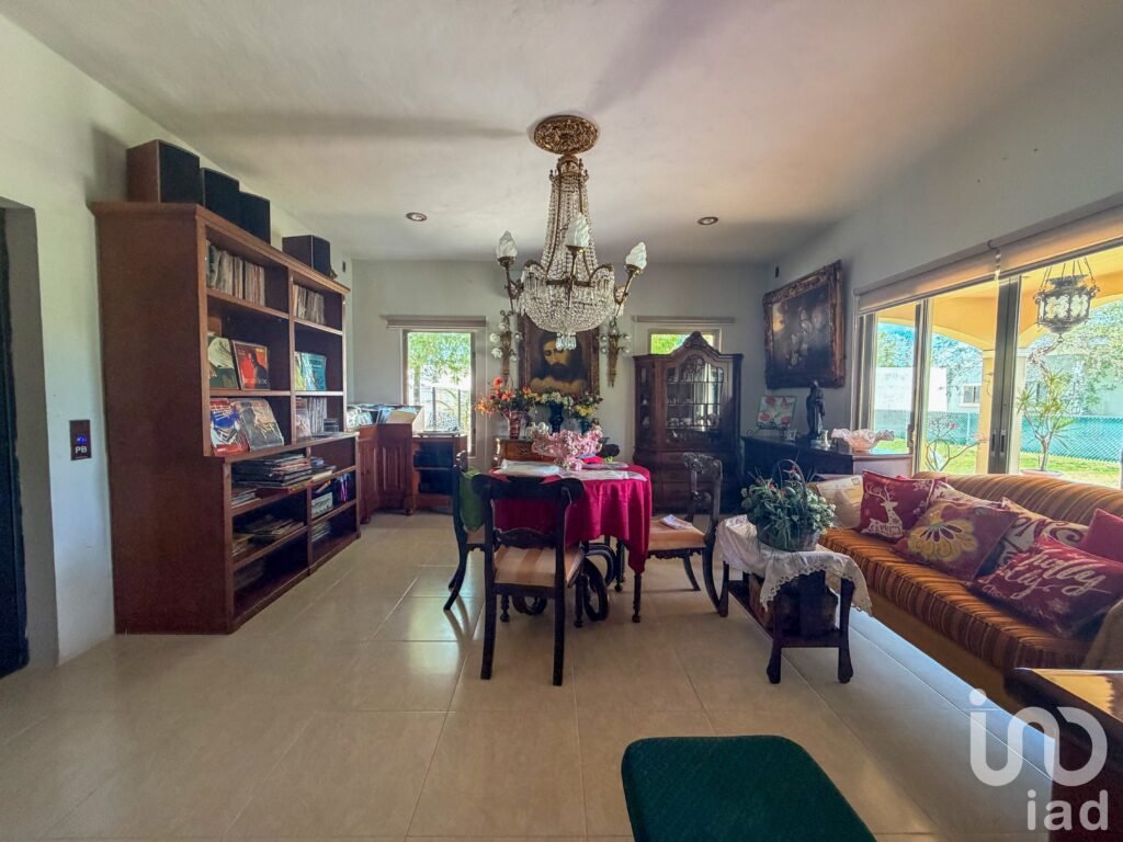 CASA EN VENTA CON 2,000 M2 CON ELEVADOR Y 3 HABITACIONES EN DZITYA MERIDA