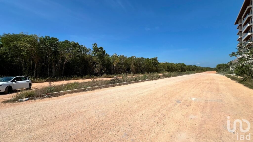 TERRENO EN VENTA  1 Ha.   EN AV. ROBLES