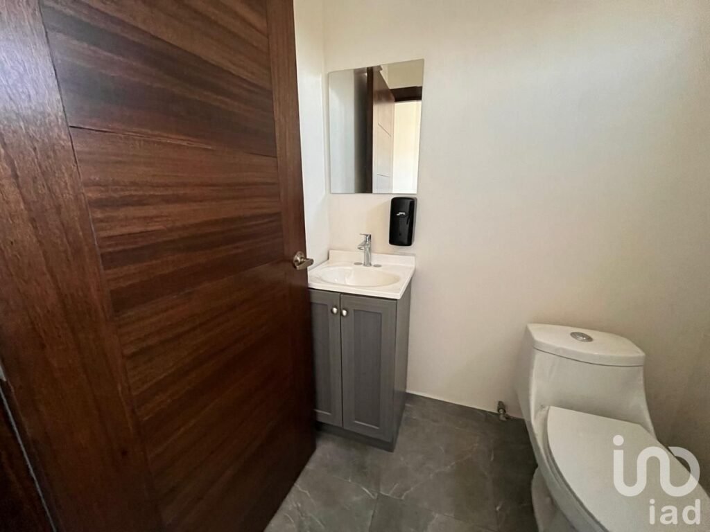 Se RENTA piso completo con 4 Consultorios más recepción en Blvd. Xonacatepec (95 m2)
