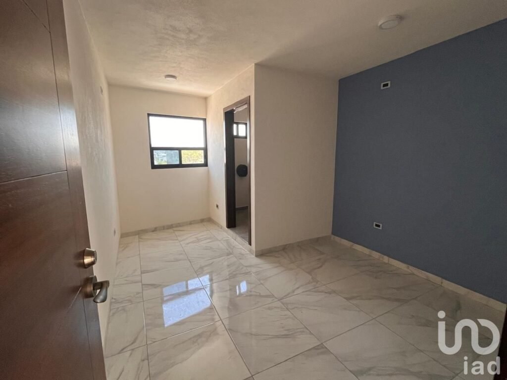 Se RENTA piso completo con 4 Consultorios más recepción en Blvd. Xonacatepec (95 m2)