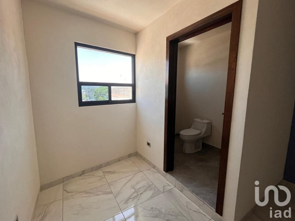 Se RENTA piso completo con 4 Consultorios más recepción en Blvd. Xonacatepec (95 m2)