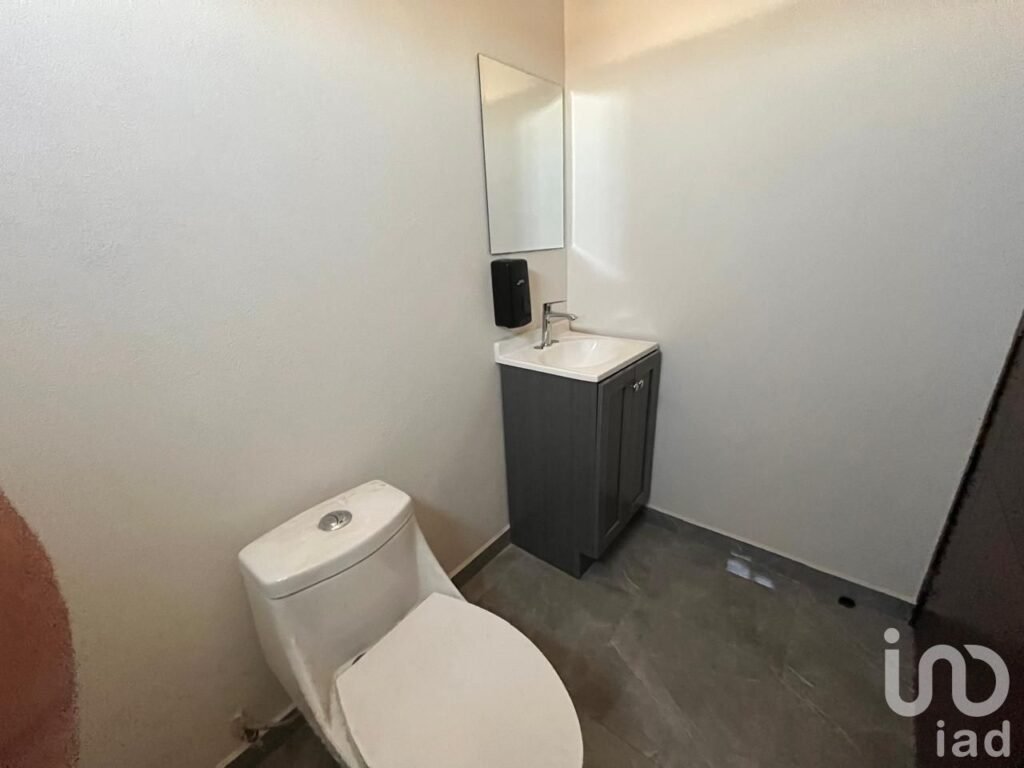 Se RENTA piso completo con 4 Consultorios más recepción en Blvd. Xonacatepec (95 m2)
