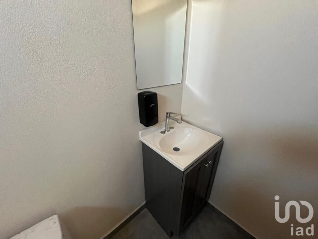 Se RENTA piso completo con 4 Consultorios más recepción en Blvd. Xonacatepec (95 m2)
