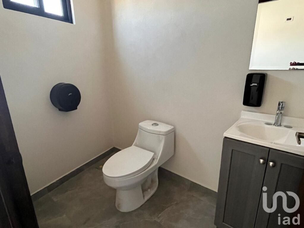 Se RENTA piso completo con 4 Consultorios más recepción en Blvd. Xonacatepec (95 m2)