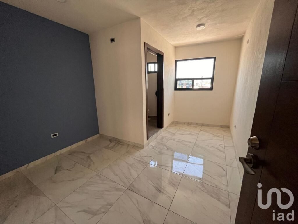 Se RENTA piso completo con 4 Consultorios más recepción en Blvd. Xonacatepec (95 m2)