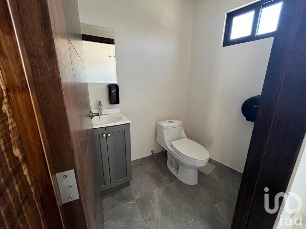 Se RENTA piso completo con 4 Consultorios más recepción en Blvd. Xonacatepec (95 m2)