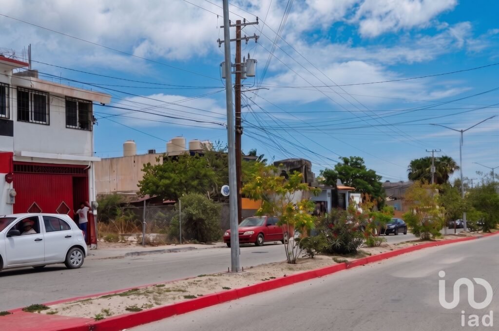 Terreno Uso Mixto sobre Avenida Principal Pavimentada en Cangrejos