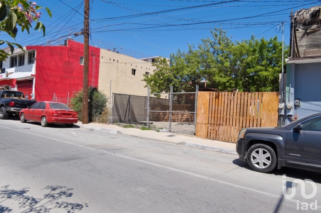 Terreno Uso Mixto sobre Avenida Principal Pavimentada en Cangrejos