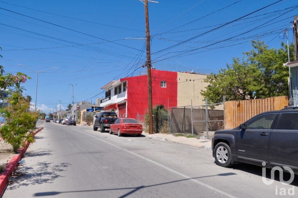 Terreno Uso Mixto sobre Avenida Principal Pavimentada en Cangrejos