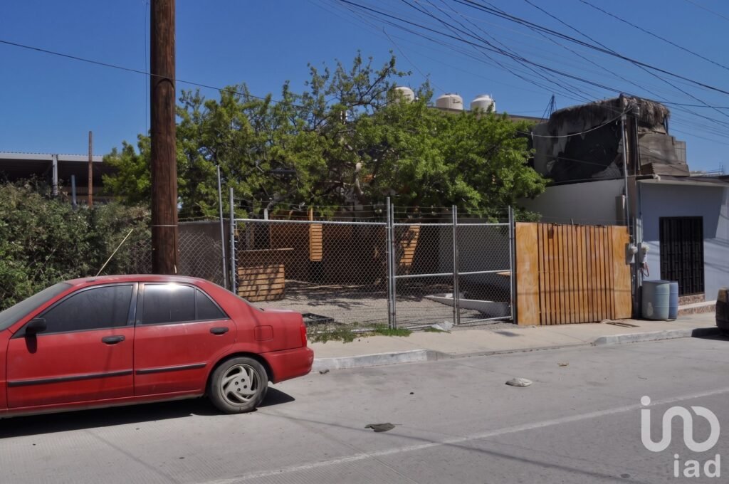 Terreno Uso Mixto sobre Avenida Principal Pavimentada en Cangrejos