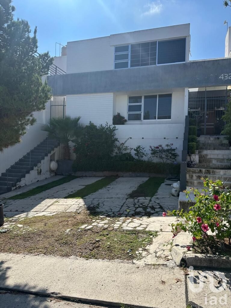 SE VENDE CASA EN LA SEGUNDA SECCION DE BUGAMBILIAS EN ZAPOPAN JALISCO
