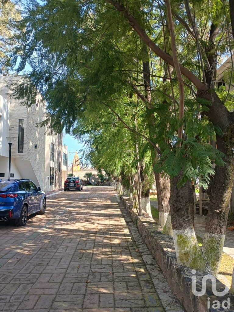 VENTA DE CASA  CON 4 HABITACIONES, ZONA ZEREZOTLA