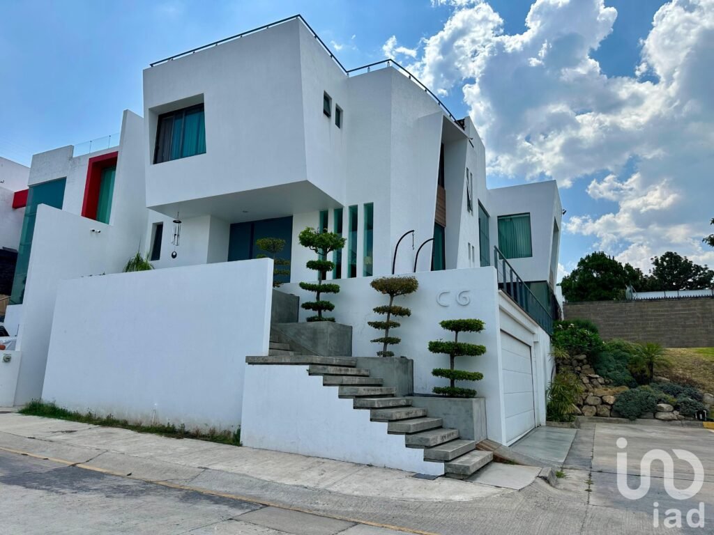CASA MODERNA, CON ACABADOS DE LUJO EN VENTA DENTRO DE COTO EN BUGAMBILIAS SEGUNDA SECCION