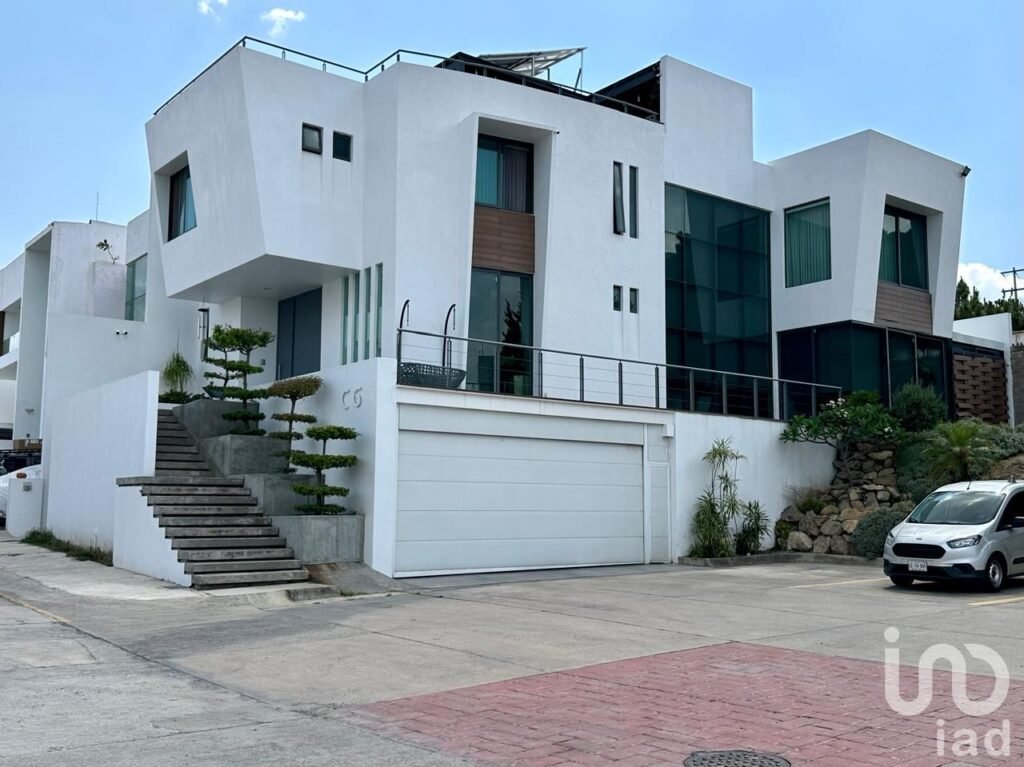 CASA MODERNA, CON ACABADOS DE LUJO EN VENTA DENTRO DE COTO EN BUGAMBILIAS SEGUNDA SECCION