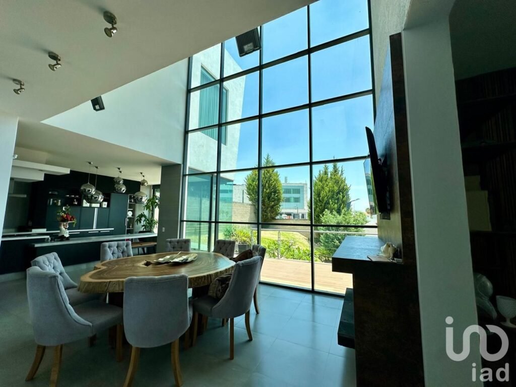 CASA MODERNA, CON ACABADOS DE LUJO EN VENTA DENTRO DE COTO EN BUGAMBILIAS SEGUNDA SECCION