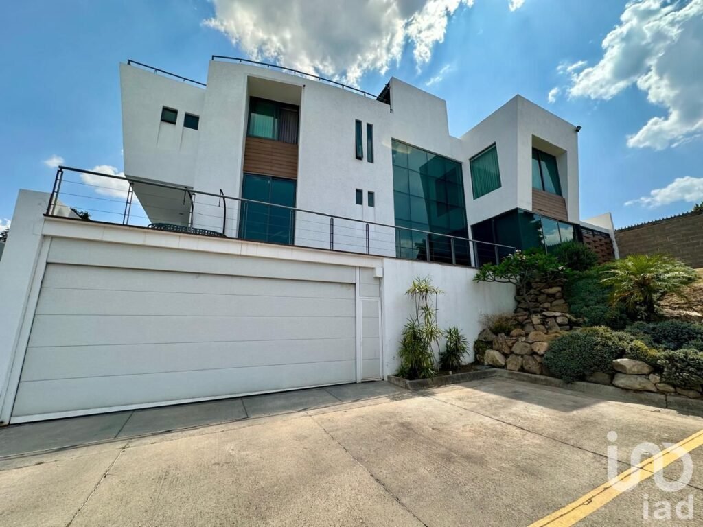 CASA MODERNA, CON ACABADOS DE LUJO EN VENTA DENTRO DE COTO EN BUGAMBILIAS SEGUNDA SECCION