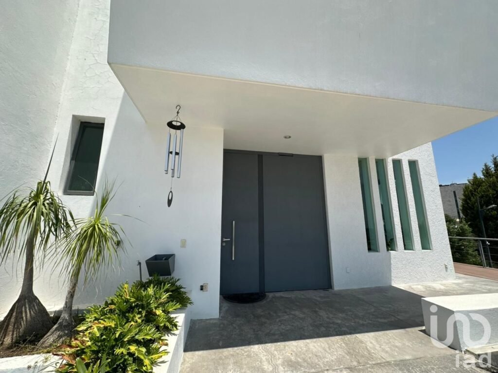 CASA MODERNA, CON ACABADOS DE LUJO EN VENTA DENTRO DE COTO EN BUGAMBILIAS SEGUNDA SECCION