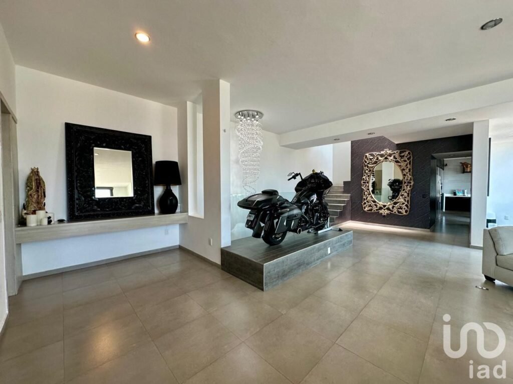 CASA MODERNA, CON ACABADOS DE LUJO EN VENTA DENTRO DE COTO EN BUGAMBILIAS SEGUNDA SECCION