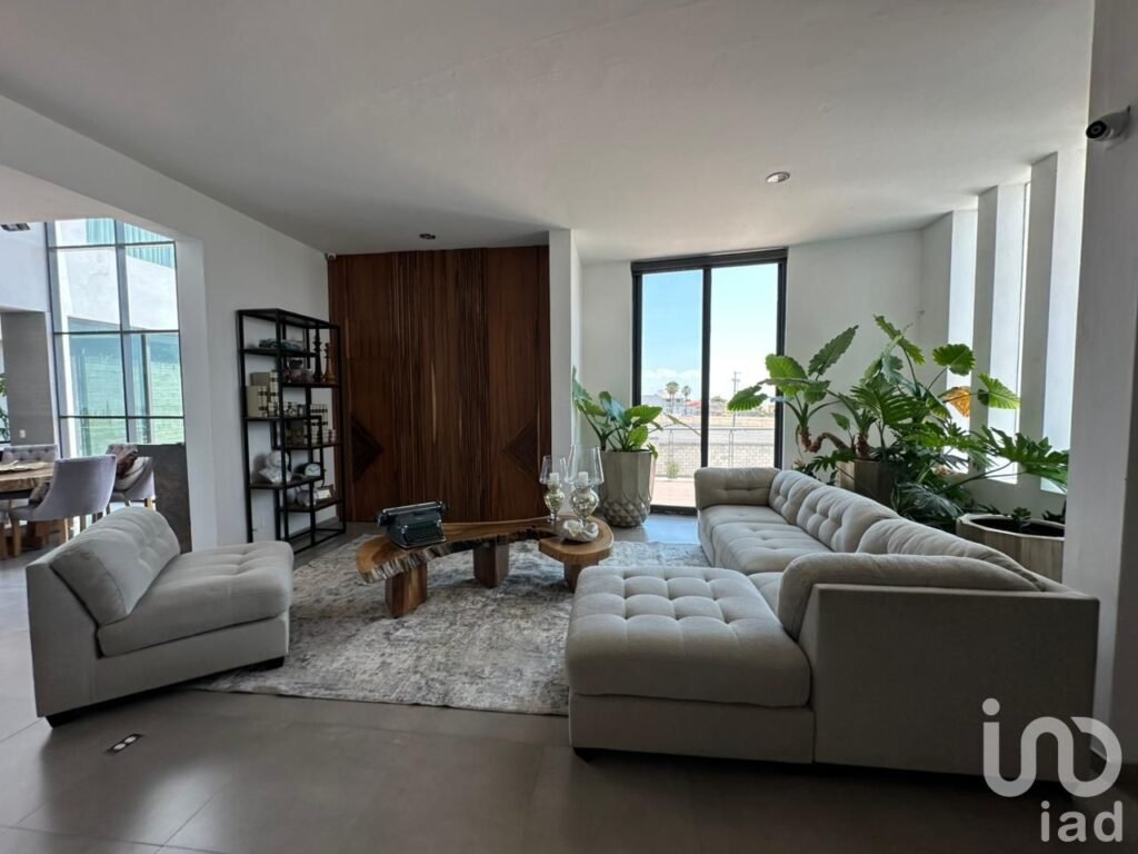 CASA MODERNA, CON ACABADOS DE LUJO EN VENTA DENTRO DE COTO EN BUGAMBILIAS SEGUNDA SECCION