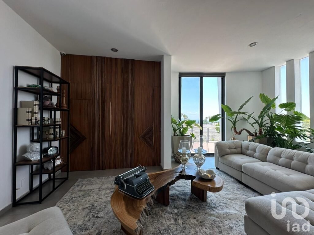 CASA MODERNA, CON ACABADOS DE LUJO EN VENTA DENTRO DE COTO EN BUGAMBILIAS SEGUNDA SECCION